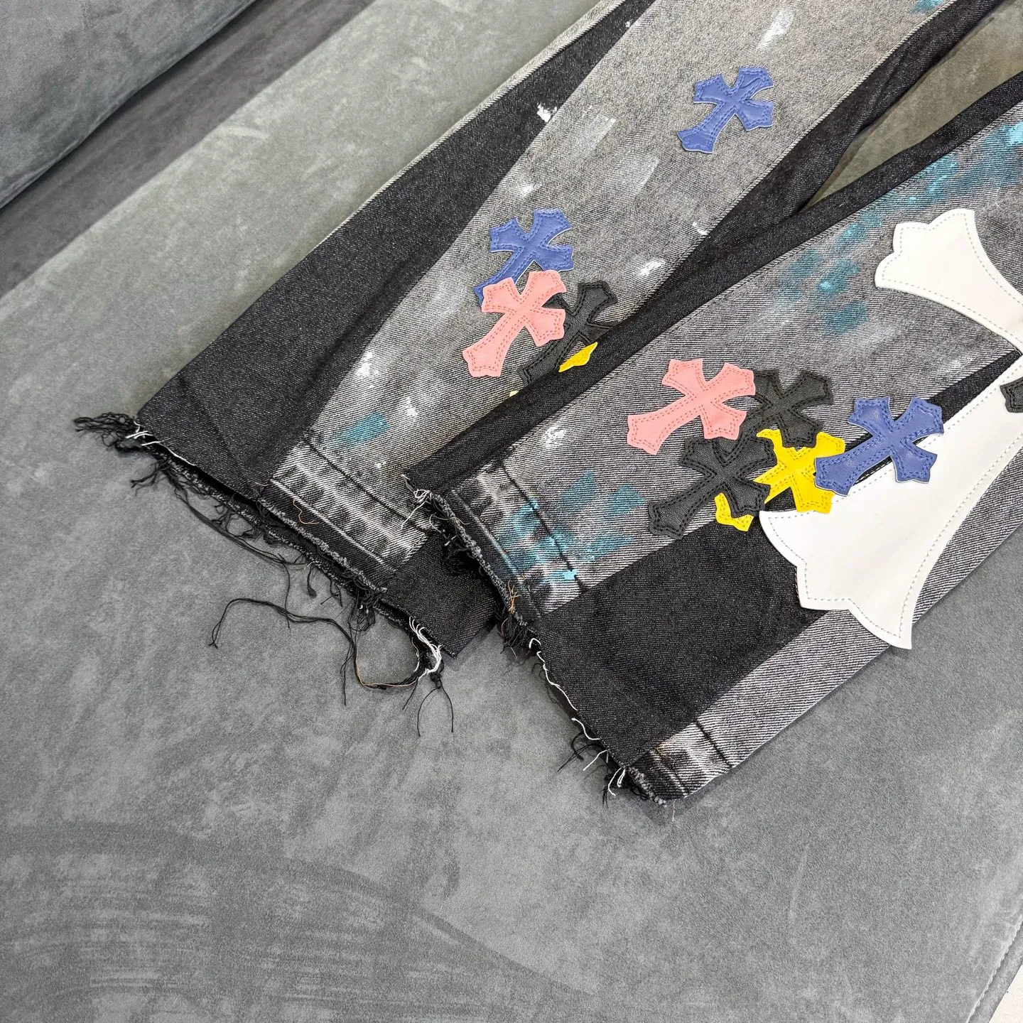 P340 top version GALLERY DEPT & Chrome hearts washed jeans with co-branded blue, yellow, black, white and multi-color stitching. Really restores the ultimate vintage texture. Three-dimensional version. Loose and comfortable, not picky about body shape. Makes taller and slimmer. Factory Seiko. Original factory quality control. Same style for men and women. Can be matched with couples. Versatile recommendation. Must-have jeans for all seasons. Fashionistas have been disappointed. From the quality selection of fabrics, the tailoring of details, and the matching of patterns, they are all impeccable! The upper body is so handsome when worn...it can be easily worn by men, women and children! The craftsmanship is made of heavy-duty washed pure cotton denim fabric. After washing, it is soft and thick and looks very stylish when worn. Color: black Size: 28 30 32 34 36